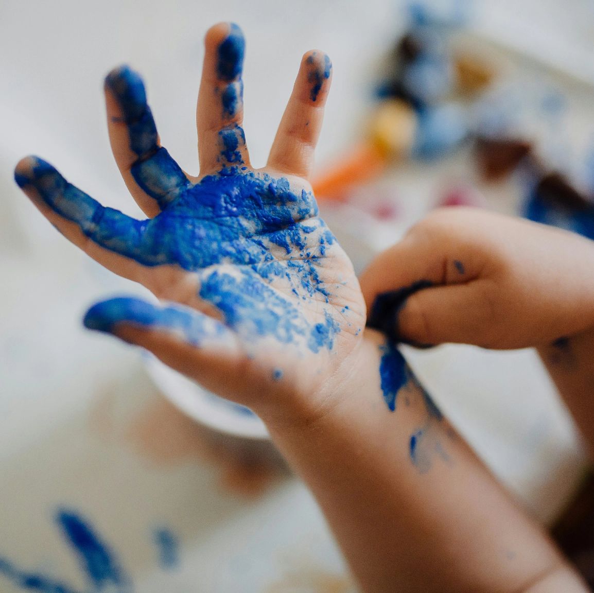 Kreative Familienausdrücke mit Bodypainting und Visionboards