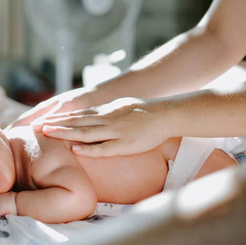 Erdende Massage zur Familienentspannung und Stressabbau