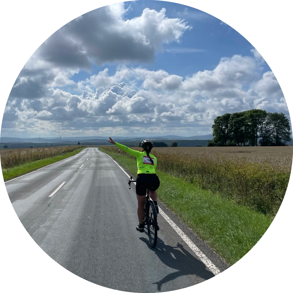 Maria auf einer Radtourenfahrt